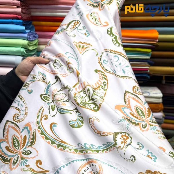 پارچه مجلسی سیلک طرحدار طرح بته جقه سبز و نارنجی زمینه روشن