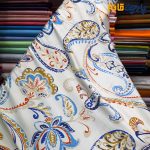 پارچه مجلسی سیلک طرحدار طرح بته جقه آبی کاربنی زمینه کرم شیری