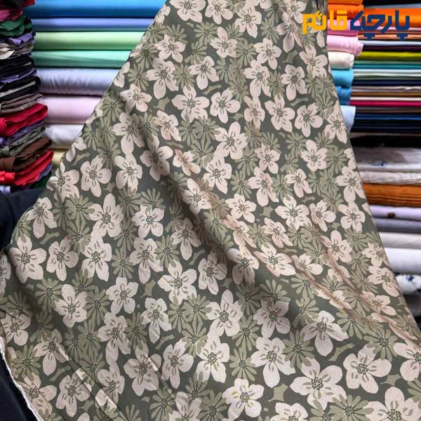 پارچه بهاره تابستانه سیلک نخ طرحدار زمینه رنگ سبز زیتونی با گل کرم متوسط کرم نسکافه ای