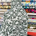 کرپ نخ طرحدار زمینه سبز یشمی طرح گل شاخه ای سفید