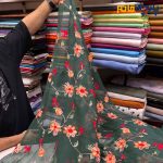 پارچه حریر طرحدار ابریشم گل دوزی زمینه سبز تیره