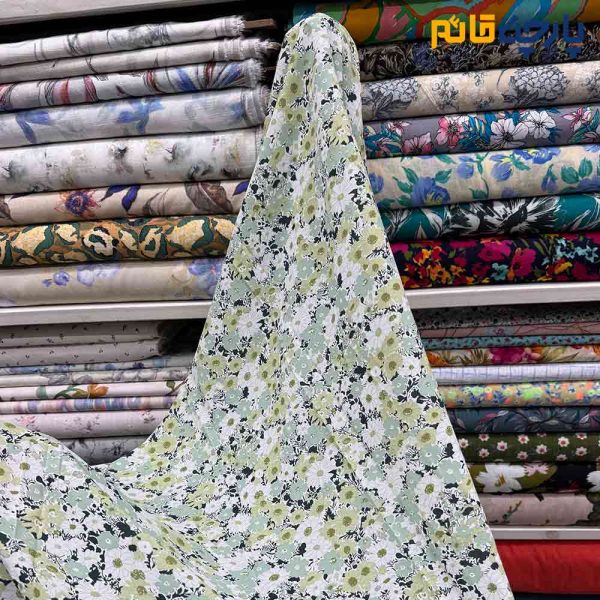 کرپ نخ طرحدار زمینه روشن طرح گل ریز رنگ سبز