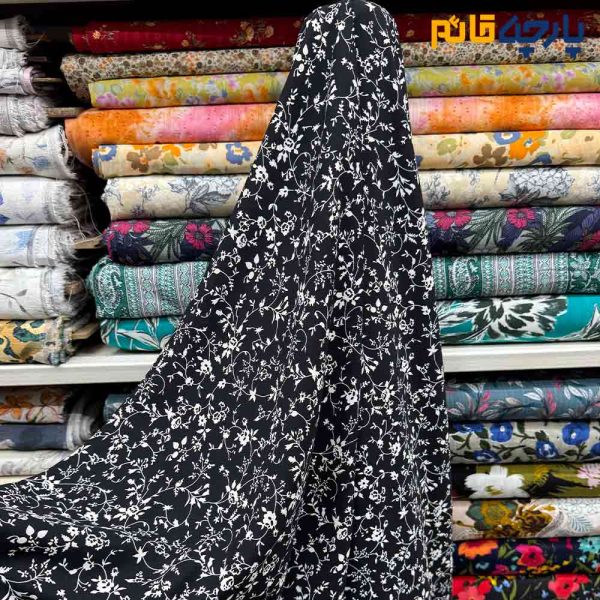 پارچه بهاره و تابستانه کرپ نخ طرحدار گل ریز زمینه مشکی گل سفید