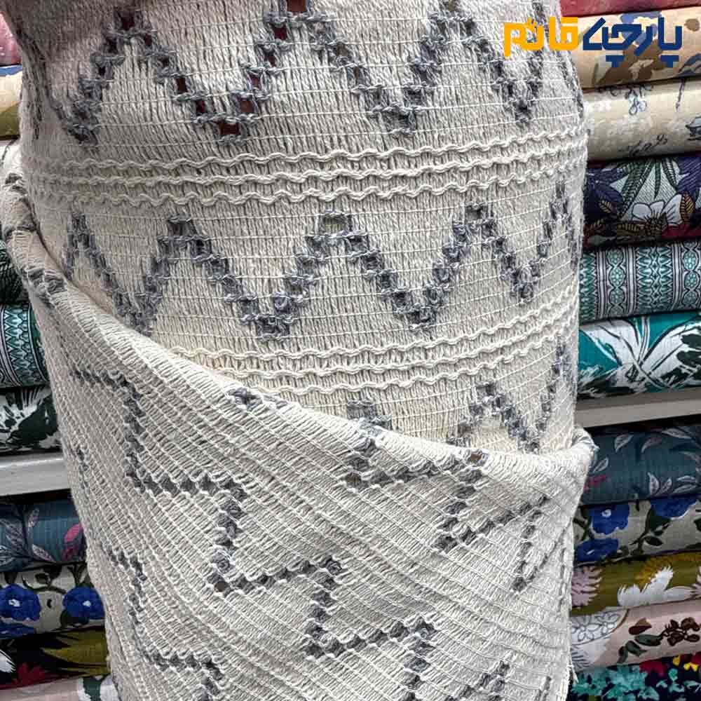 پارچه بهاره و تابستانه لینن طرحدار هندی طرح میسونی رنگ کرم طبیعی(نچرال) با خط طوسی روشن عرض ۱۵۰