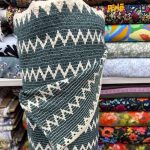 پارچه بهاره و تابستانه لینن طرحدار هندی طرح کوبیسم ریز رنگ زمینه سبز یشمی طرح کرم عرض ۱۵۰