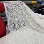 پارچه مجلسی دانتل رنگ سفید طرح گل متوسط برجسته