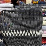 پارچه بهاره و تابستانه لینن طرحدار هندی طرح کوبیسم رنگ زمینه مشکی طرح کرم عرض ۱۵۰
