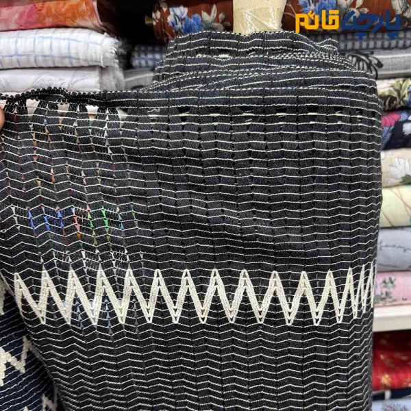 پارچه بهاره و تابستانه لینن طرحدار هندی طرح کوبیسم رنگ زمینه مشکی طرح کرم عرض ۱۵۰