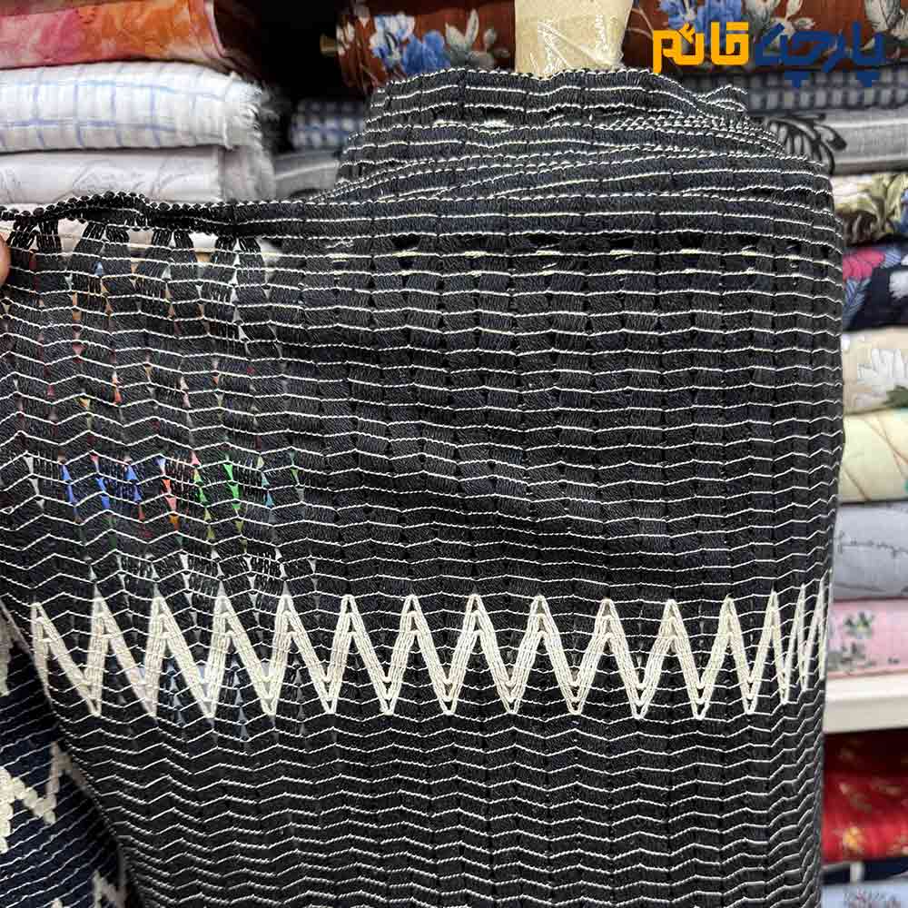 پارچه بهاره و تابستانه لینن طرحدار هندی طرح کوبیسم رنگ زمینه مشکی طرح کرم عرض ۱۵۰