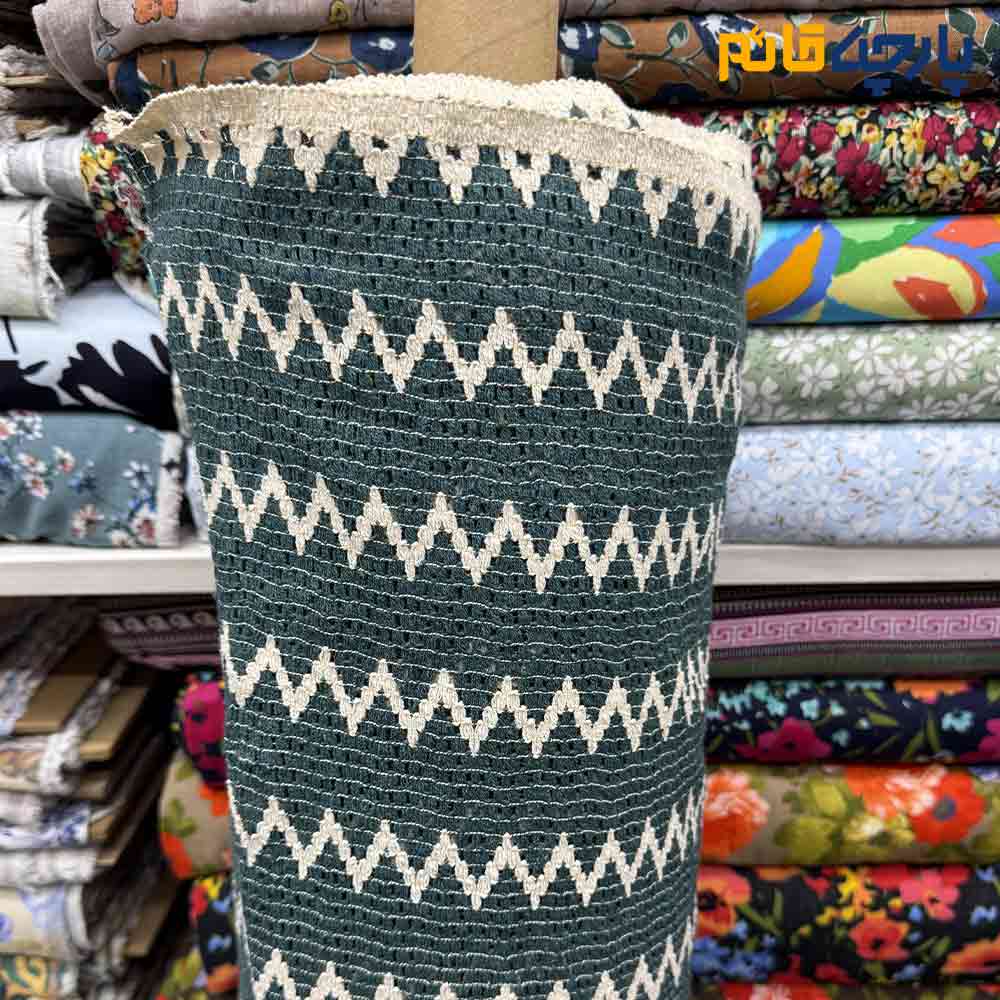 پارچه بهاره و تابستانه لینن طرحدار هندی طرح کوبیسم ریز رنگ زمینه سبز یشمی طرح کرم عرض ۱۵۰