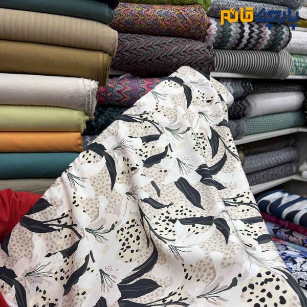 پارچه لینن طرحدار ریکو نخ ایتالیایی گل درشت و برگ زمینه کرم روشن