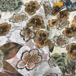 پارچه مجلسی دانتل کشی زمینه روشن طرح گل قهوه ای سبز