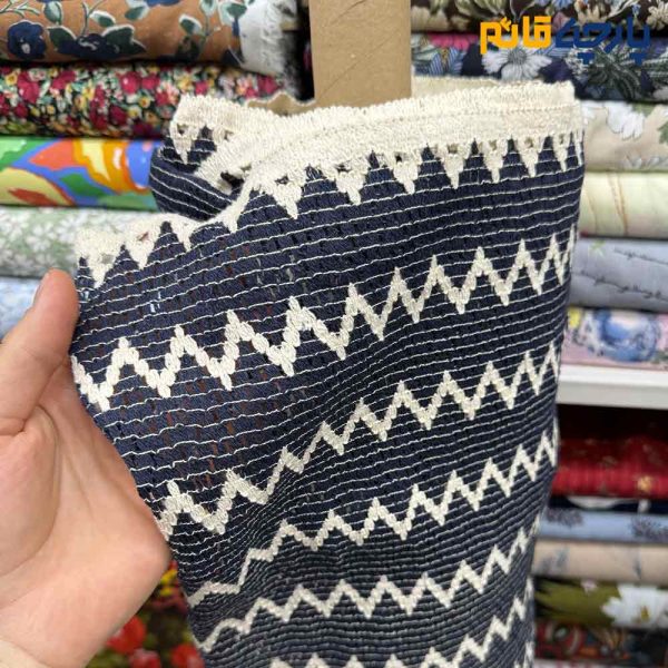 پارچه بهاره و تابستانه لینن طرحدار هندی طرح کوبیسم رنگ زمینه سرمه ای طرح کرم عرض ۱۵۰