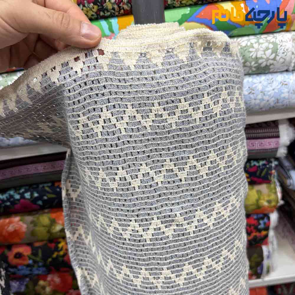 پارچه بهاره و تابستانه لینن طرحدار هندی طرح کوبیسم رنگ زمینه طوسی روشن طرح کرم عرض ۱۵۰