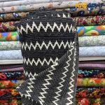 پارچه بهاره و تابستانه لینن طرحدار هندی طرح کوبیسم ریز رنگ زمینه مشکی طرح کرم عرض ۱۵۰