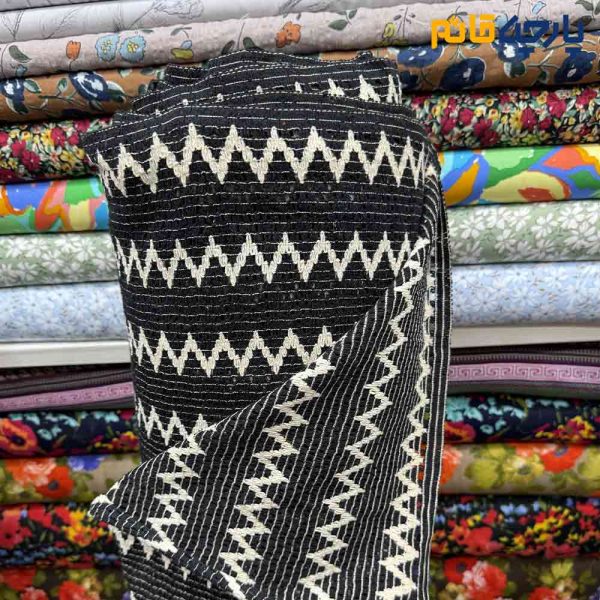 پارچه بهاره و تابستانه لینن طرحدار هندی طرح کوبیسم ریز رنگ زمینه مشکی طرح کرم عرض ۱۵۰