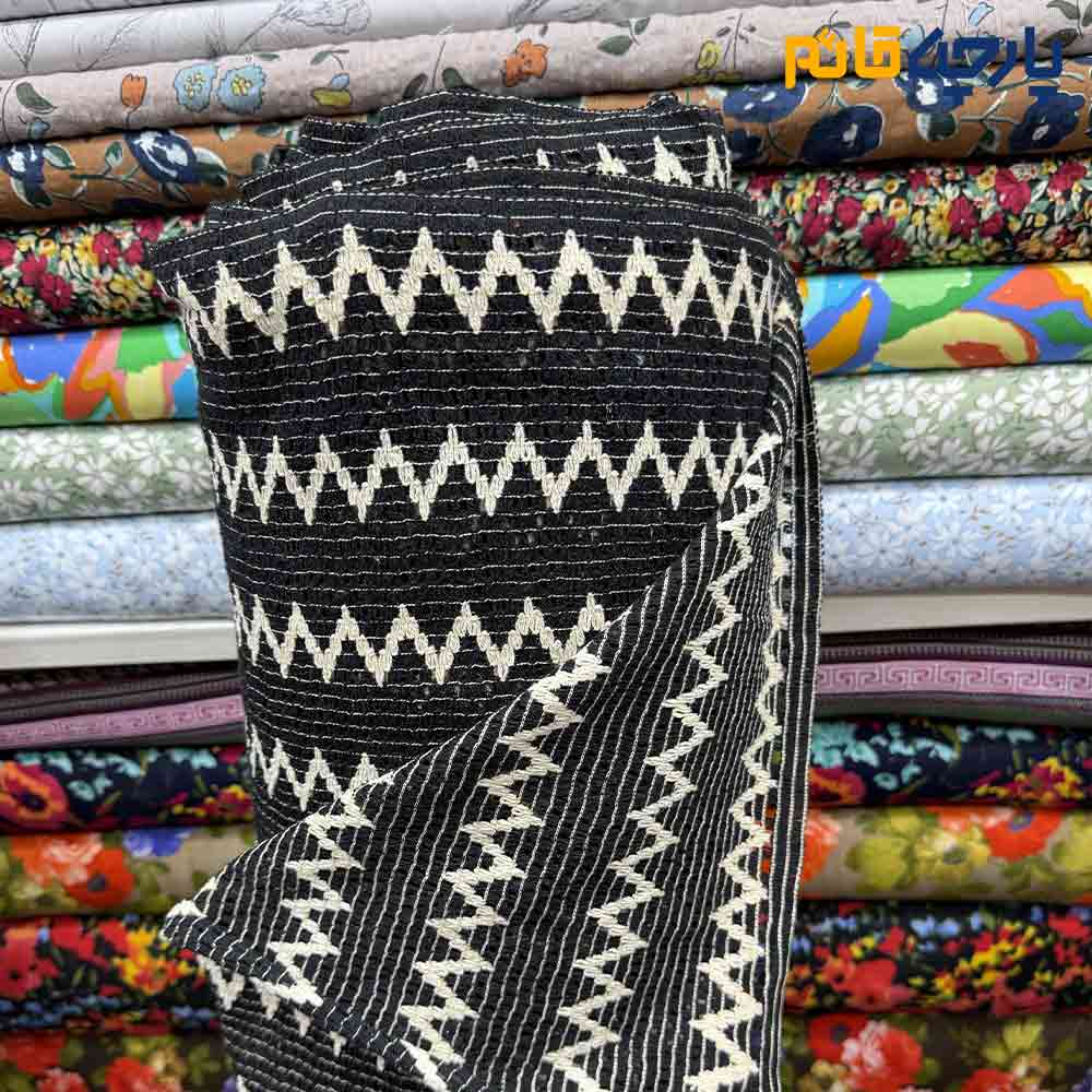 پارچه بهاره و تابستانه لینن طرحدار هندی طرح کوبیسم ریز رنگ زمینه مشکی طرح کرم عرض ۱۵۰