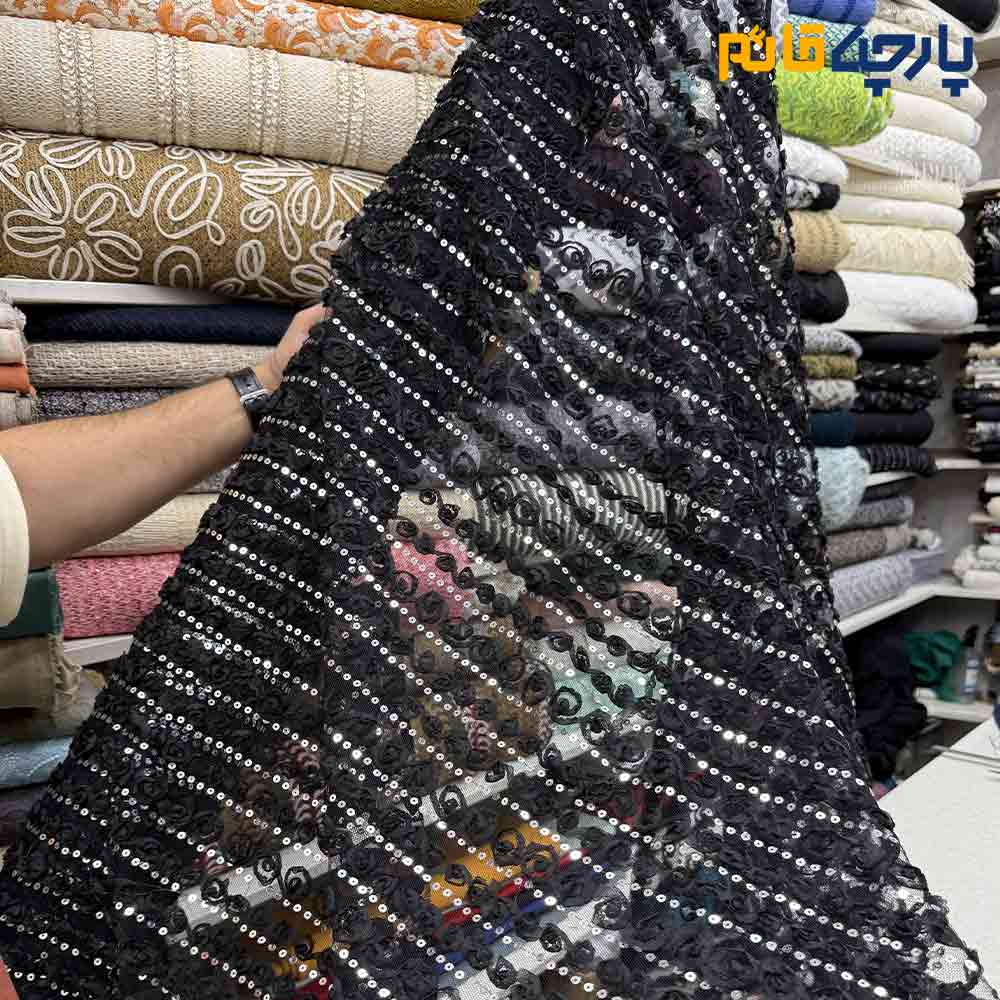 پارچه مجلسی دانتل کره ای رنگ مشکیبا لمه نقره ای گل برجسته ریز عرض ۱۵۰