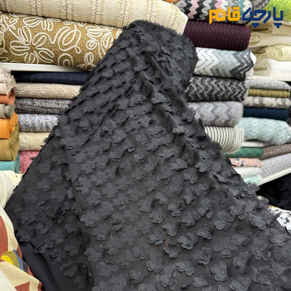پارچه مجلسی تور کتان خاص زمینه مشکی با طرح مشکی گل متوسط پر کار