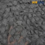 پارچه مجلسی تور کتان خاص زمینه مشکی با طرح مشکی گل متوسط پر کار
