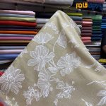 پارچه مجلسی تور کتان زمینه کرم گل سفید گچی پر کار