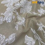 پارچه مجلسی تور کتان زمینه کرم گل سفید گچی پر کار
