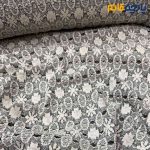پارچه پاییزه و زمستانه بافت تریکو نخ مشکی با زمینه کرم
