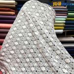 پارچه پاییزه و زمستانه بافت تریکو نخ مشکی با زمینه کرم