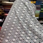 پارچه پاییزه و زمستانه بافت تریکو نخ سرمه ای با زمینه کرم