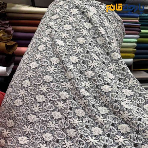 پارچه پاییزه و زمستانه بافت تریکو نخ سرمه ای با زمینه کرم