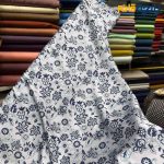 پارچه مجلسی سیلک طرحدار طرح گل داماس رنگ طوسی نقرابی