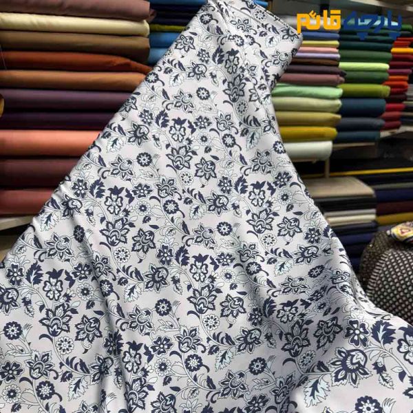 پارچه مجلسی سیلک طرحدار طرح گل داماس رنگ طوسی نقرابی