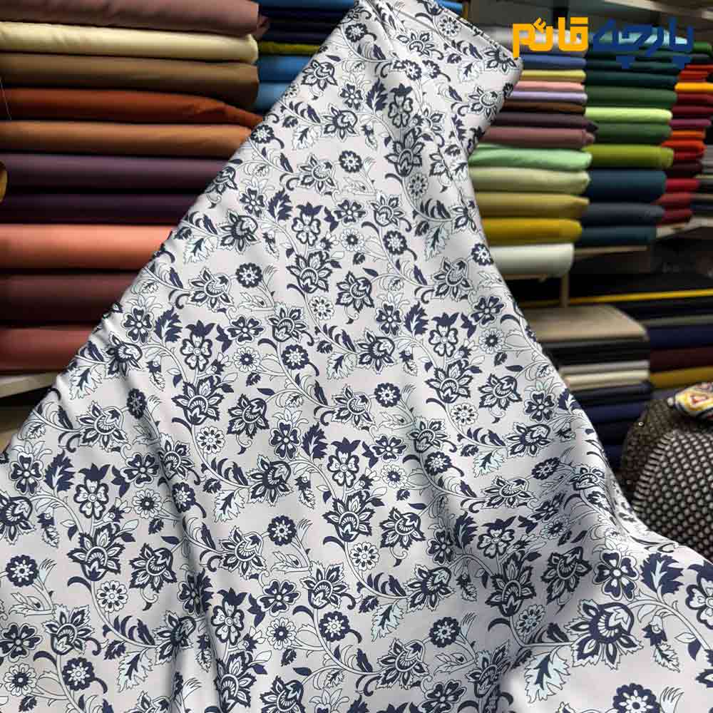 پارچه مجلسی سیلک طرحدار طرح گل داماس رنگ طوسی نقرابی