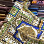 پارچه مجلسی سیلک ابریشم طرحدار طرح کتیبه رنگ کاربنی سبز فسفزی