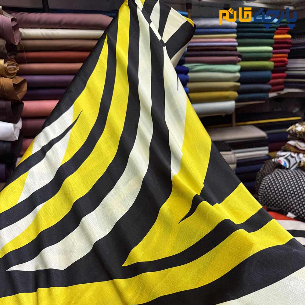 پارچه مجلسی سیلک ابریشم طرحدار طرح راه منحنی پیات رنگ زرد و مشکی