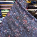 پارچه پاییزه و زمستانه شانتون بیسکوییتی طرحدار زمینه سرمه ای گل قزمز