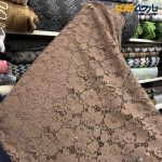 پارچه مجلسی دانتل کتان رنگ کرم قهوه ای روشن دو طرف حاشیه