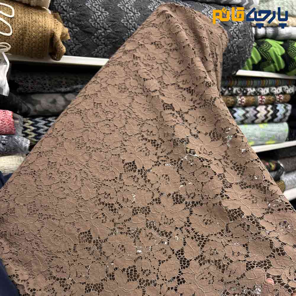پارچه مجلسی دانتل کتان رنگ کرم قهوه ای روشن دو طرف حاشیه