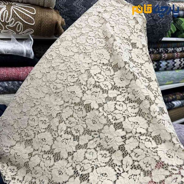 پارچه مجلسی دانتل کتان رنگ کرم طلایی دو طرف حاشیه