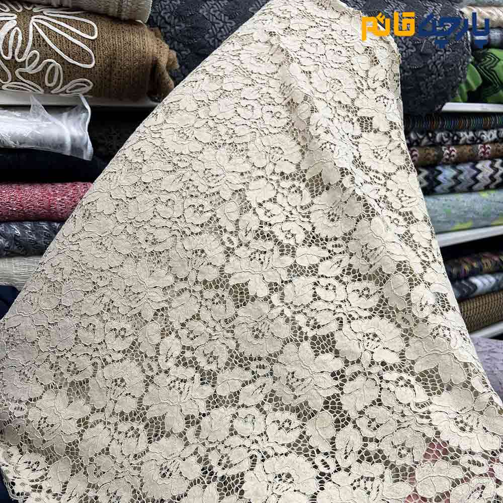 پارچه مجلسی دانتل کتان رنگ کرم طلایی دو طرف حاشیه
