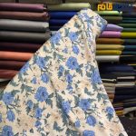 پارچه مجلسی سیلک ابریشم طرحدار خاص زمینه کرم روشن گل درشت آبی کرم