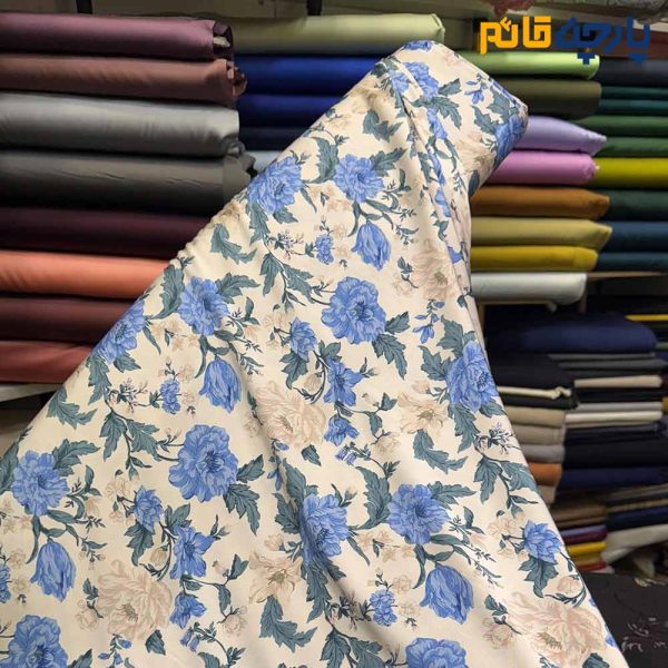 پارچه مجلسی سیلک ابریشم طرحدار خاص زمینه کرم روشن گل درشت آبی کرم