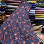 پارچه مجلسی سیلک ابریشم طرحدار زمینه سرمه ای گل قرمز