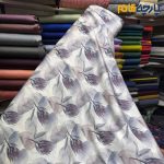 پارچه مجلسی سیلک ابریشم طرحدار زمینه سفید طوسی گل درشت عنابی