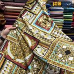 پارچه مجلسی سیلک ابریشم طرحدار طرح کتیبه رنگ زرشکی آبی فیروزه ای