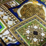 پارچه مجلسی سیلک ابریشم طرحدار طرح کتیبه رنگ کاربنی سبز فسفزی