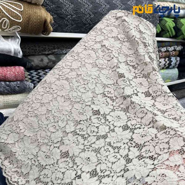 پارچه مجلسی دانتل کتان رنگ کرم نسکافه ای دو طرف حاشیه