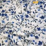 پارچه مجلسی سیلک ابریشم طرحدار زمینه سفید گل آبی کاربنی