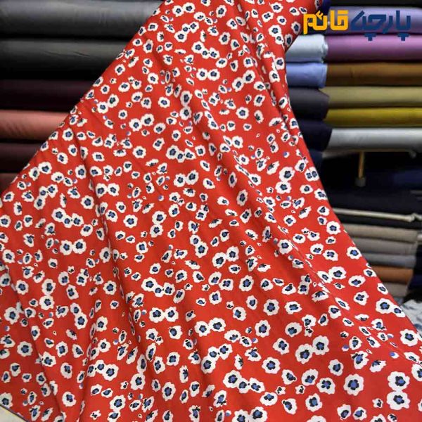 پارچه مجلسی سیلک ابریشم طرحدار زمینه قرمز گل ریز آبی