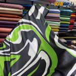 پارچه مجلسی سیلک ابریشم طرحدار طرح راه منحنی پیات رنگ مشکی و سبز روسن